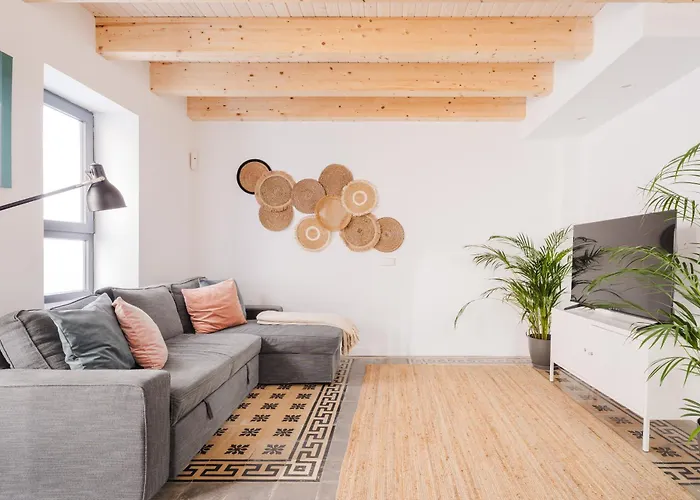 Semesterbostad Charming Townhouse With Parking In *