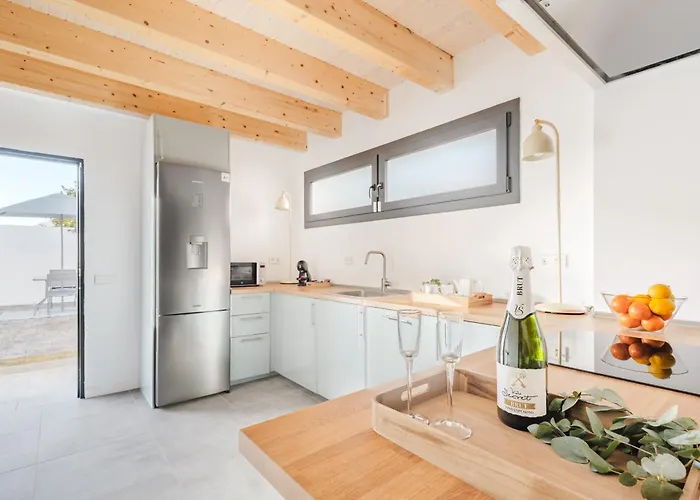 Semesterbostad Charming Townhouse With Parking In *