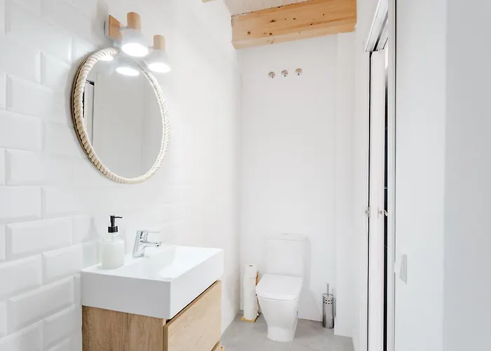 Charming Townhouse With Parking In Semesterbostad