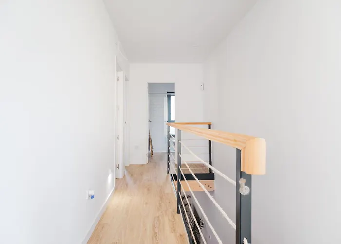 Semesterbostad Charming Townhouse With Parking In *
