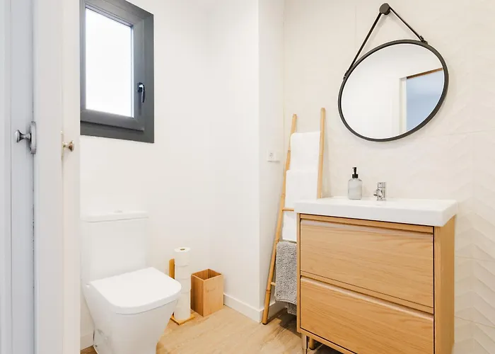 Semesterbostad Charming Townhouse With Parking In
